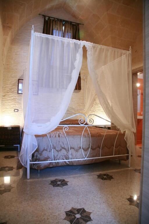 Letto a baldacchino sotto la volta in pietra